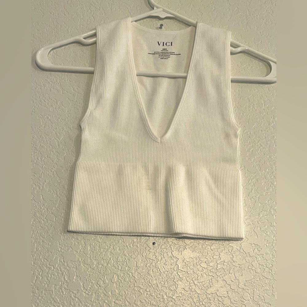 Vici white deep v-neck crop top size XS